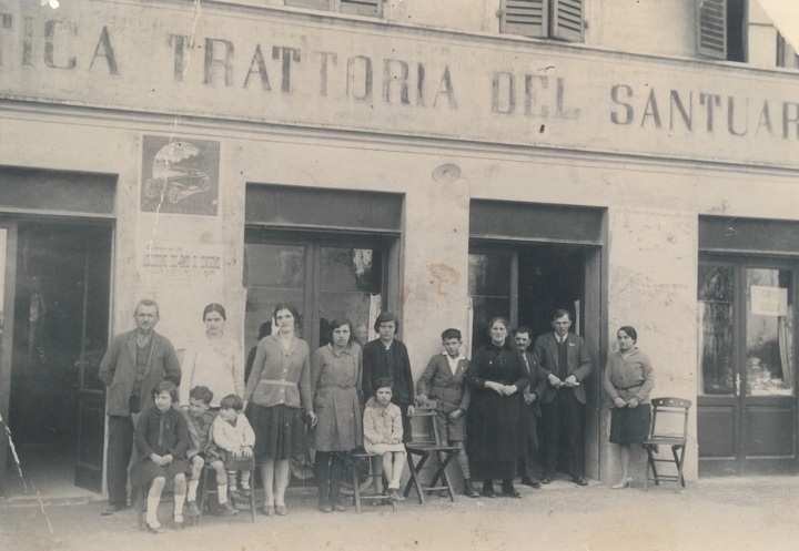 Fine anni '20. Famiglia Villazzi davanti Antica Trattoria del Santuraio